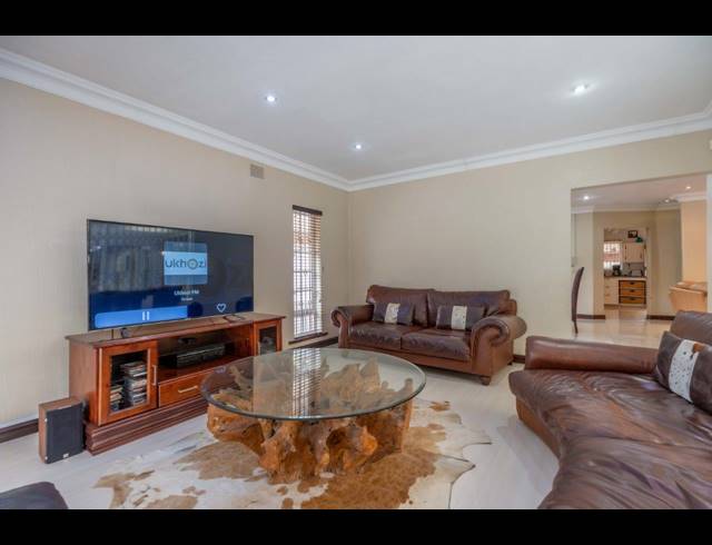3 BEDROOM HOUSE FOR SALE IN DAWNCLIFFE